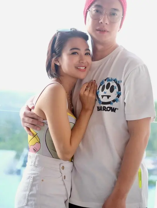 Gaya kencan lainnya dalam tema putih dengan sentuhan gaya personal masing-masing. (Foto: Instagram @maxadamkamil)