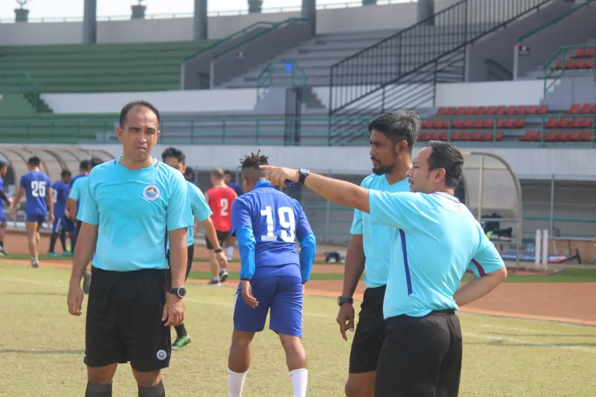 Pelatih Kepala Sulut United Ricky Nelson memberikan instruksi kepada dua asisten pelatih Leo Soputan dan Purwanto di Stadion Klabat Manado, beberapa waktu lalu.