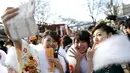 Wanita Jepang berpakaian kimono berselfie usai upacara Coming of Age Day (Hari Kedewasaan Nasional) di sebuah taman hiburan Tokyo, Senin (11/1). Hari Kedewasaan Nasional ini dirayakan para muda-mudi Jepang yang menginjak usia 20 tahun (REUTERS/Yuya Shino)