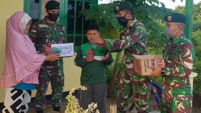 Prajurit TNI Yonif 411 Kostrad Bagikan Takjil di Tapal Batas (Foto: Istimewa)