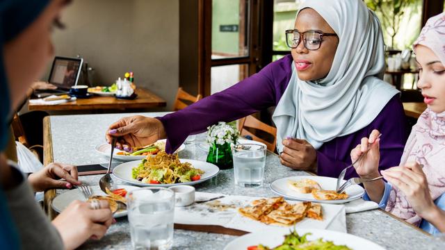 Ilustrasi buka puasa dengan teman, Islami, ikhlas