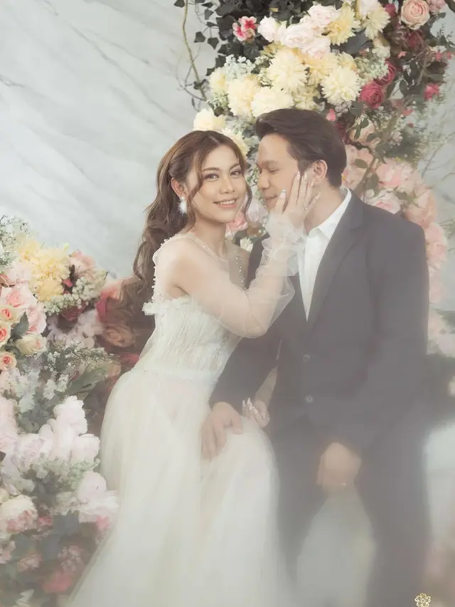 Gaya pemotretan Jordi Onsu dan Frislly Herlind yang makin mesra. (Sumber: Instagram/fdphotography90)