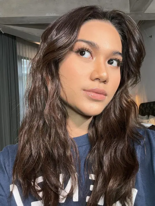 Nuansa cokelat muda yang lembut dan hangat terlihat pas di kulitnya. [Foto: Instagram/azizahsalsha_]