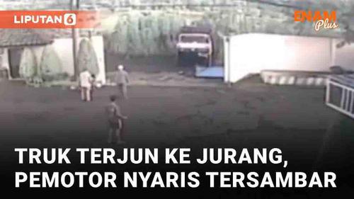 VIDEO: Truk Tronton Mundur Terjun ke Jurang, Pemotor Nyaris Tersambar