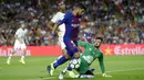 Striker Barcelona, Luis Suarez, berusaha melewati kiper Chapecoense, Elias, pada laga trofi Joan Gamper di Stadion Camp Nou, Barcelona, Senin (7/8/2017). Barcelona menang 5-0 atas Chapecoense. (AP/Manu Fernandez)