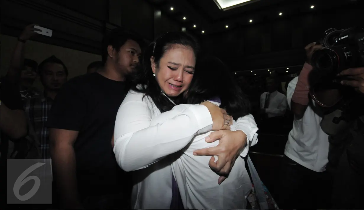 Mantan Anggota Komisi V DPR F-PDIP Damayanti Wisnu Putranti‎ menangis sambil memeluk erat putrinya, usai sidang pembacaan putusan di Pengadilan Tipikor, Jakarta, Senin (26/9). Damayanti dijatuhi hukuman 4 tahun 6 bulan penjara. (Liputan6.com/Helmi Afandi)