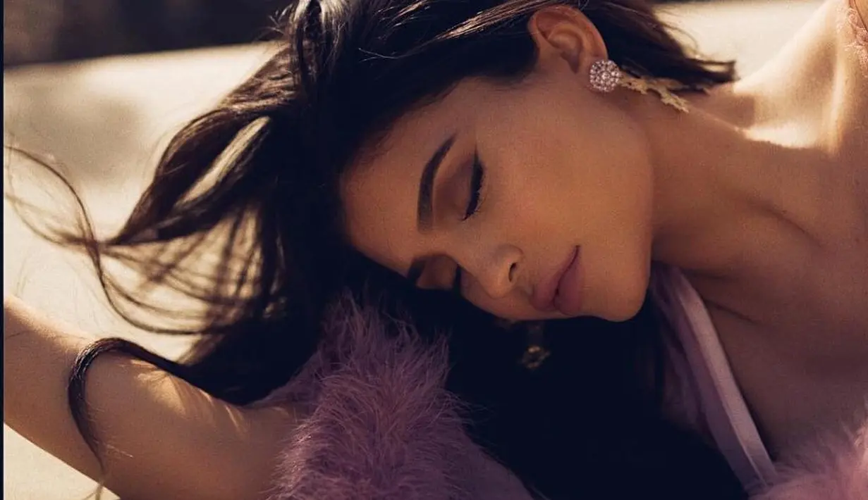 Dilansir dari HollywoodLife, beberapa pihak mengatakan kemungkinan Kylie Jenner tengah mengandung anak kembar. (nstagram/kyliejenner)