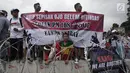 Aliansi Nasional Driver Online Indonesia (Aliando) melakukan unjuk rasa di depan Istana Negara, Jakarta, Rabu (14/2). Massa menuntut Permenhub No 108 Tahun 2017 dibatalkan karena memberatkan pengemudi taksi online. (Liputan6.com/Arya Manggala)