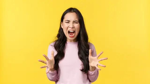 Seorang perempuan berteriak karena marah (Foto Dok: Freepik/benzoix)