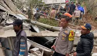 Aparat kepolisian bersama tim SAR gabungan dan warga setempat membantu mengevakuasi korban terdampak longsor yang menimpa bangunan di kawasan wisata HeHa Waterfall Puncak, Cisarua, Bogor, Senin 11 Maret 2024. (Foto: Istimewa)