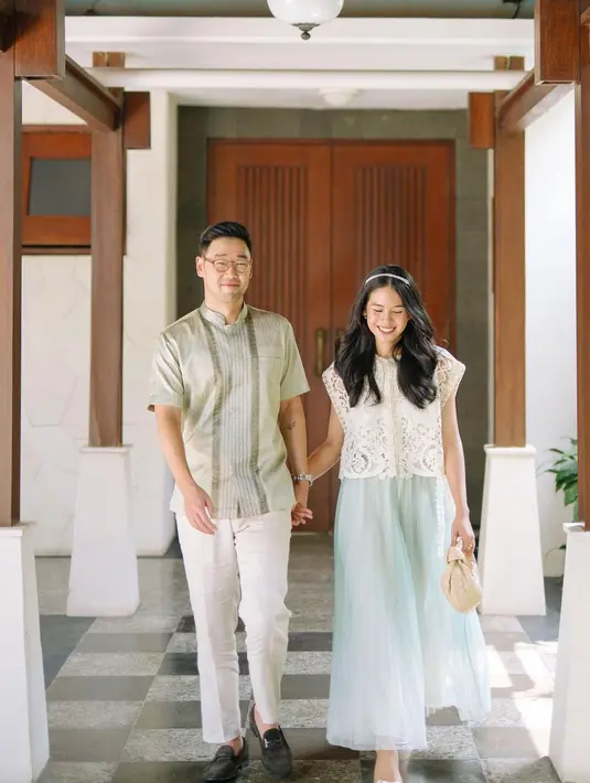 Potret serasi yang gemas antara Maudy Ayunda dan Jesse Choi. Merayakan Lebaran pertama sebagai pasangan suami istri, Maudy dan Jesse kompak mengenakan busana bernuansa kehijauan yang lembut. Maudy tampil cantik dengan atasan putih dan rok panjang berwarna hijau, sedangkan Jesse tampil dengan baju koko hijau dan celana panjang putih. Foto: Instagram.