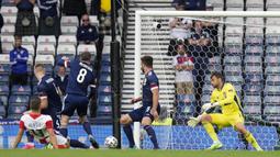 Menit ke-17, Kroasia membuka keunggulan Perisic menyundul bola dari tiang jauh, Vlasic mengontrolnya dengan sempurna dan melepas tembakan ke sudut kiri bawah. (Foto: AP/Pool/Petr David Josek)