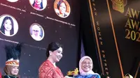 Wulan Tilaar raih penghargaan ASEAN Outstanding Women Entrepreneur di AWEN Award 2023. (dok. Puspita Martha International Beauty School)