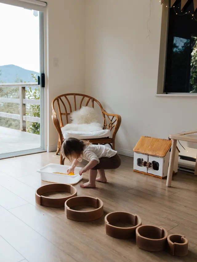 Contoh ilustrasi kegiatan di dalam rumah