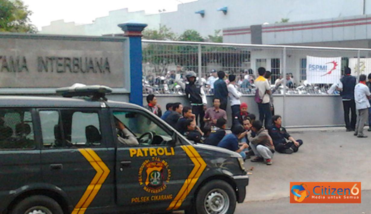 Citizen6, Bekasi: Pihak keamanan Jababeka bekerja sama dengan kepolisian sedang melakukan negosiasi dengan perwakilan SFPMI. (Pengirim: Patlisan)