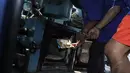 Tersangka saat memasukan narkotika ke dalam mesin penghancur di kantor BNN, Jakarta, Senin (3/11/2014). (Liputan6.com/Faizal Fanani)