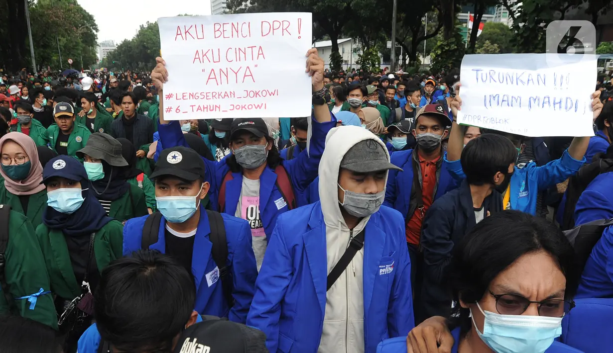 Sejumlah Mahasiswa melakukan aksi menolak Omnibus Law UU Cipta Kerja sekaligus refleksi satu tahun Pemerintahan Jokowi-Ma'ruf di kawasan Patung Kuda, Jakarta, Selasa (20/20/2020). Aksi ribuan pengunjuk rasa dari berbagai elemn berjalan aman. (merdeka.com/ Arie Basuki)