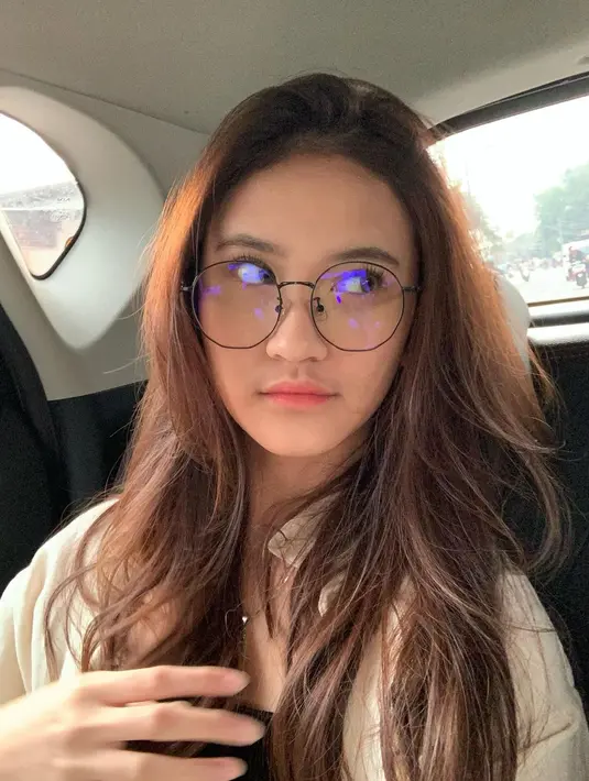 Putri Risma Nilawati ini dikenal suka memamerkan rambut panjangnya yang rapi terurai. Tak sedikit nerizen yang menyebut potretnya mirip penyanyi yang juga jadi kekasih Rizky Febian, Mahalini. (Liputan6.com/IG/@harleyavaprincy).
