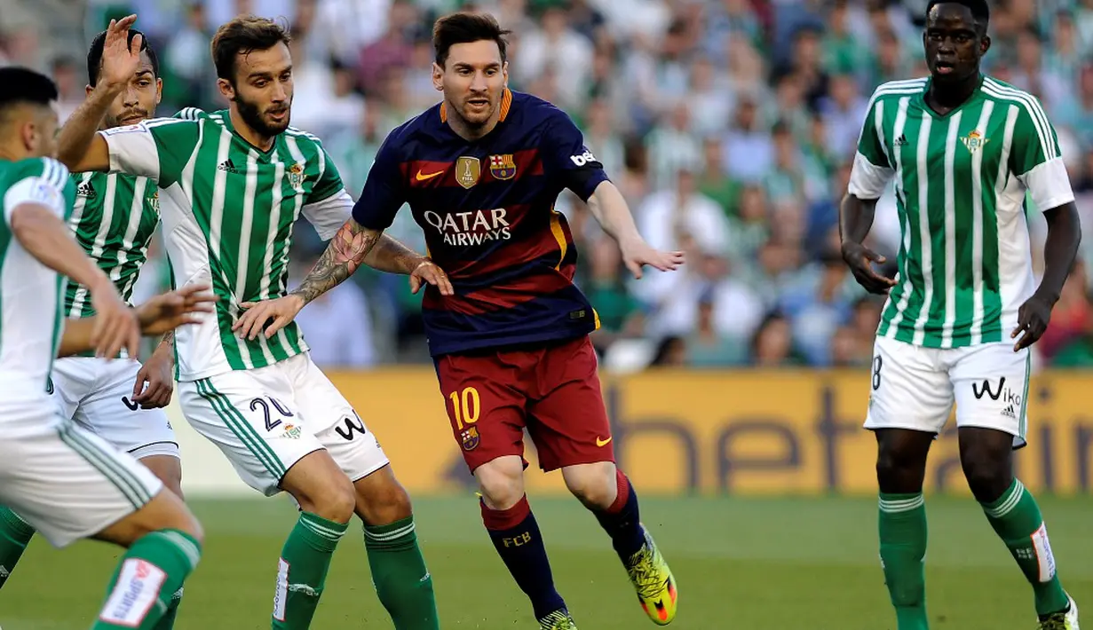 Pemain Barcelona, Lionel Messi, berusaha melewati hadangan pemain Real Betis dalam laga La Liga Spanyol di Stadion Benito Villamarin, Sevilla, Minggu (1/5/2016) dini hari WIB. (AFP/Cristina Quicler)