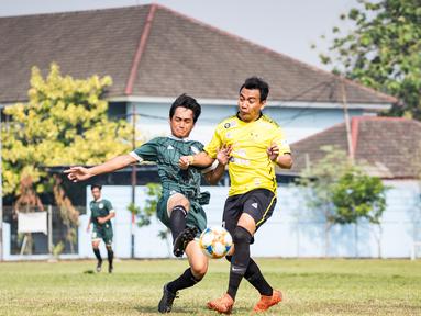 Para pemain beradu kaki saat babak perempat final laga Pertamax Liga Ayo 2019. (Dokumentasi)