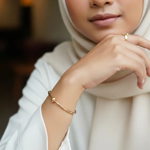 9 Model Gelang Emas Bangle Simple untuk Acara Pengajian, Tampil Anggun