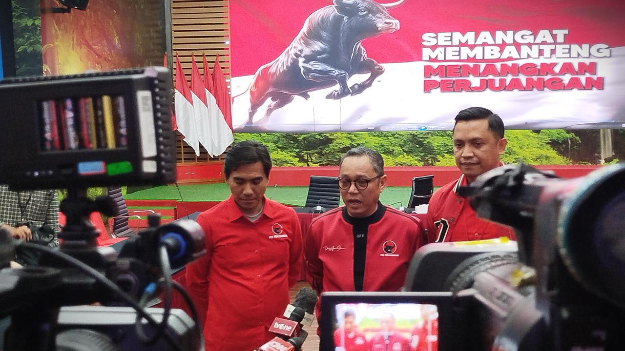 Ketua DPP PDIP Deddy Sitorus bersama kader partai lainnya saat memberikan keterangan pers di Jakarta.