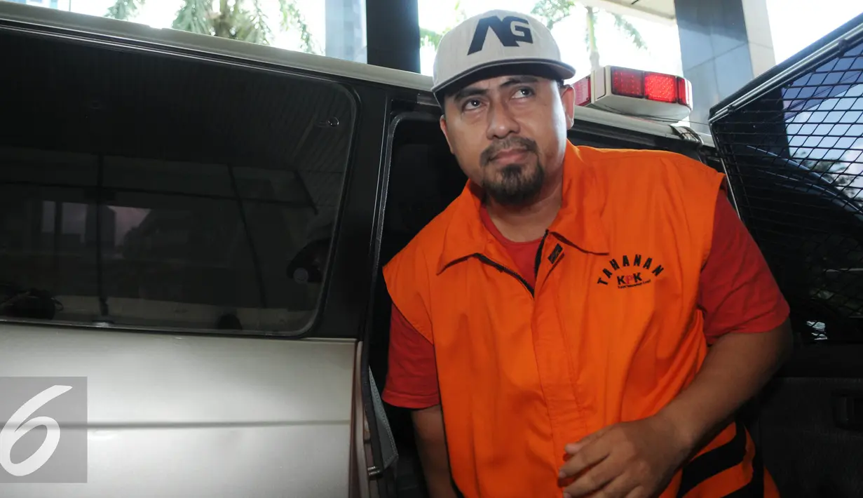Kakak kandung pedangdut Saipul Jamil, Samsul Hidayatullah saat keluar dari mobil tahanan saat tiba di Gedung KPK, Jakarta, Jumat (15/7). Samsul diperiksa sebagai tersangka terkait kasus dugaan suap panitera PN Jakarta Utara. (Liputan6.com/Helmi Afandi)