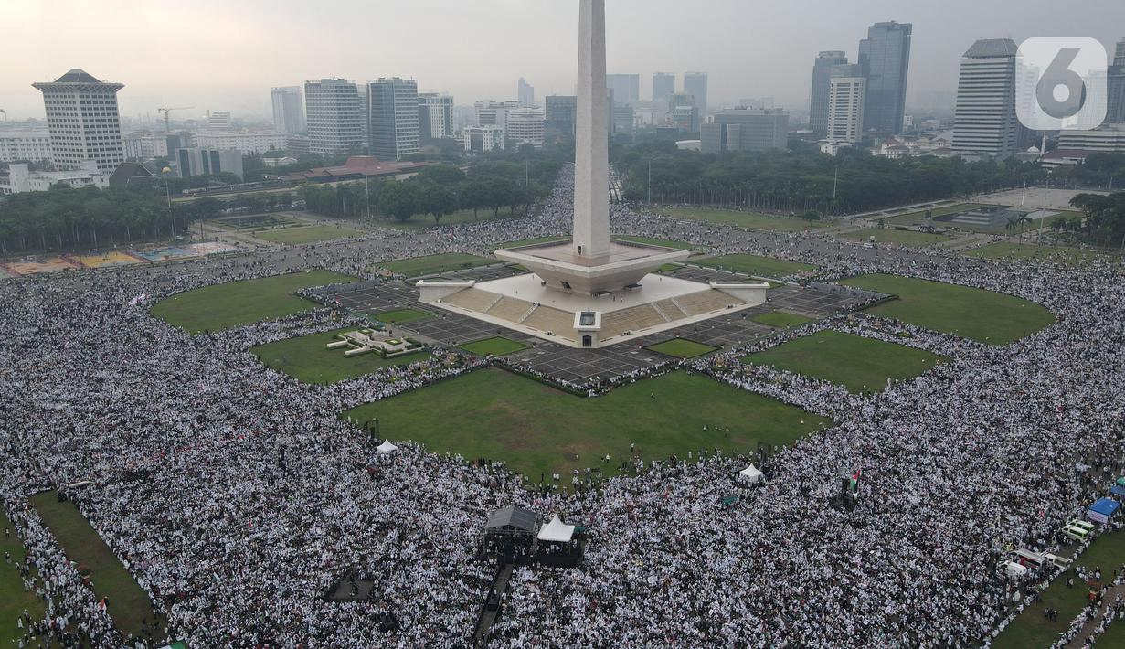 Ribuan warga mengikuti Aksi Akbar Aliansi Rakyat Indonesia Bela Palestina atau Aksi Bela Palestina di Monas, Jakarta Pusat, Minggu (5/11/2023). (merdeka.com/Imam Buhori)