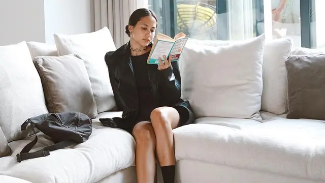 Gaya Pevita Pearce saat Membaca Buku, Lepas Penat