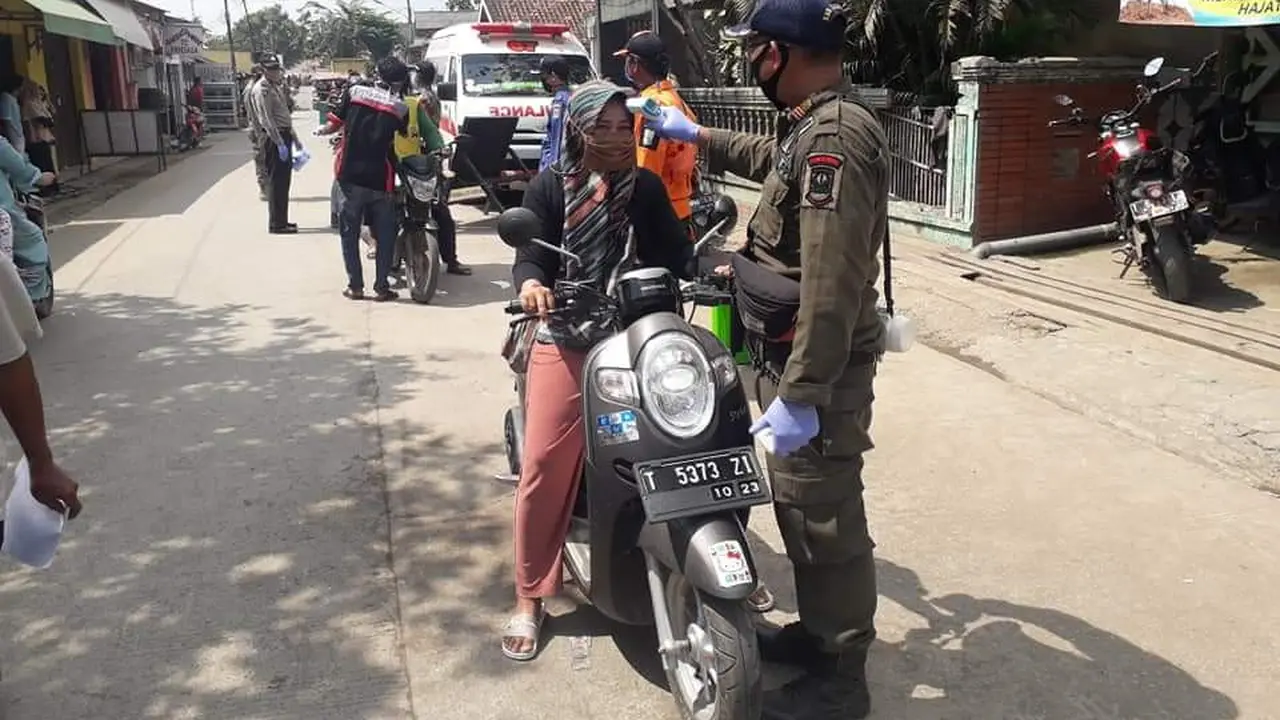 Petugas yang melakukan penjagaan ketat di check point  tidak segan-segan menindak pelanggar PSBB Karawang. (Foto: Liputan6.com/Abramena)