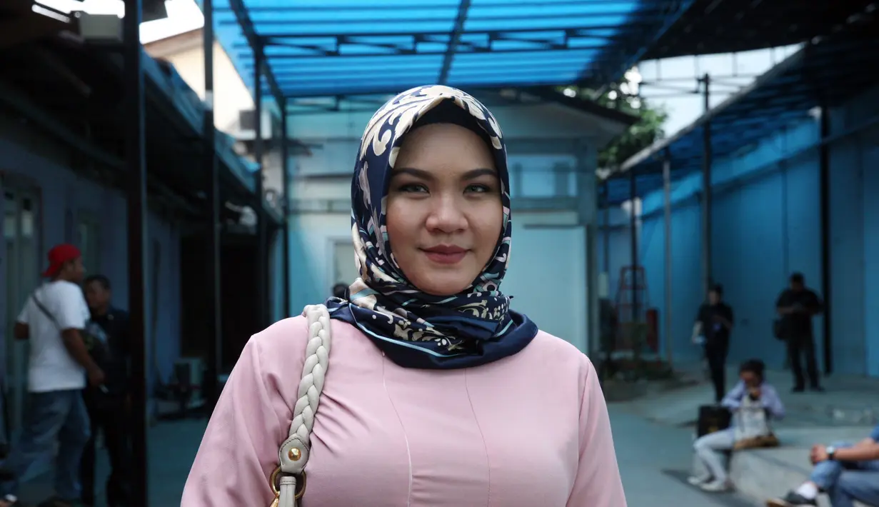 Berhadapan dengan proses cerai memang bukan lah hal yang mudah bagi setiap pasangan. Terlebih bagi mereka yang sudah memiliki momongan. Seperti yang dirasakan dengan Georgia Aisyah dan Aldi Taher. (Nurwahyunan/Bintang.com)