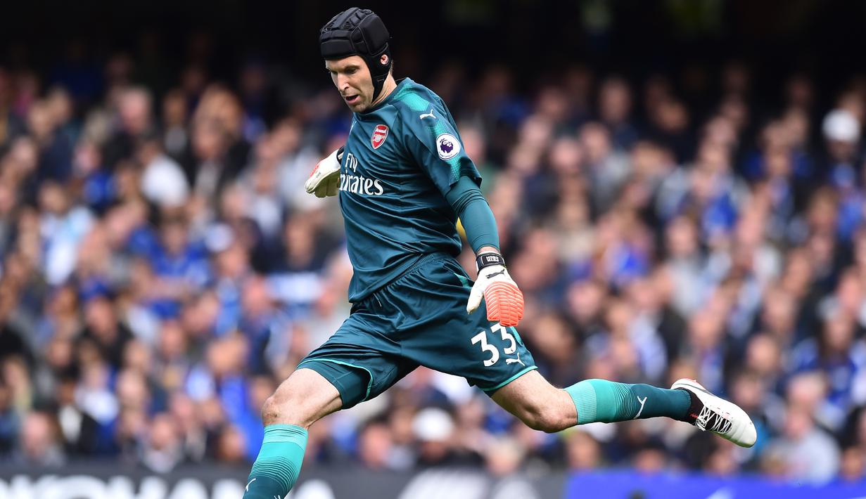 Kiper Arsenal, Petr Cech memiliki durasi kontrak dengan The Gunners hingga 2019. Petr menerima bayaran perminggu sebesar 100.000 pound sterling. (AFP/Glyn Kirk)