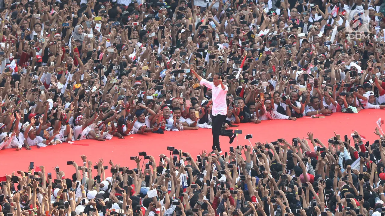 Sambil Berlari, Jokowi Sapa Ribuan Pendukung di Stadion GBK