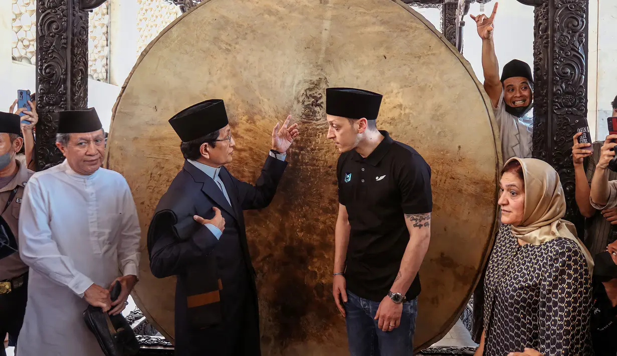 Mantan pemain Timnas Jerman, Mesut Ozil (tengah kanan) bercengkrama dengan imam besar Masjid Istiqlal, Nasaruddin Umar saat mengunjungi Masjid Istiqlal, Jakarta, pada 27 Mei 2022. (AFP/Popoh Ria)