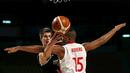 Pemian Argentina, Nicolas Brussino (kiri) berebut bola dengan pemain Kuba, Jasiel Riveroduring dalam Kejuaraan Basket Piala Amerika 2015 di Sport Palace, Meksiko City, Meksiko. (3/9/2015). (Reuters/Henry Romero)