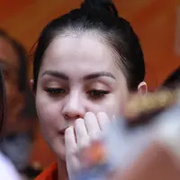 "Oke oke, saya cuma bilang, saya menyesal. Udah itu aja," kata Jennifer Dunn saat gelar perkara di Polda Metro Jaya Polda Metro Jaya, Selasa (2/1/2018). (Adrian Putra/Bintang.com)