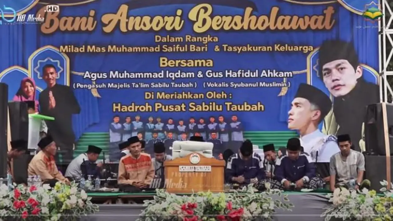 Panggung tanpa Gus Iqdam karena dia berceramah dari mobil Patwal polisi karena sakit. (Foto: SS Youtube AB Media Entertainment)