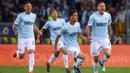 Para pemain Lazio merayakan gol yang dicetak Adam Marusic ke gawang Inter Milan pada laga Serie A Italia di Stadion Olimpico, Roma, Minggu (20/5/2018). Lazio kalah 2-3 dari Inter. (AP/Angelo Carconi)