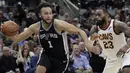 Pemain San Antonio Spurs, Kyle Anderson (kiri) mencoba melewati adangan pemain Cavaliers, LeBron James (23) pada lanjutan NBA di basketball game di AT&T Center, San Antonio, (23/1/2018). Spurs menang atas Cleveland 114—102. (AP/Eric Gay)