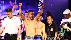 Daud Yordan saat melakukan timbang badang jelang berlaga pada ajang "Battle of Champions, Road To Glory" di Shanghai Dolly, Singapura, Jumat (24/3/2017).  Daud Yordan akan melawan  petinju Thailand Campee Phayom (Bola.com/Nicklas Hanoatubun)