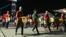 Penari membawakan tarian tradisional Rapa'i Geleng saat pembukaan Festival Ekonomi Syariah Sumatera di depan Masjid Raya Baiturrahman, Banda Aceh, Aceh, 4 Agustus 2022. (Chaideer MAHYUDDIN/AFP)