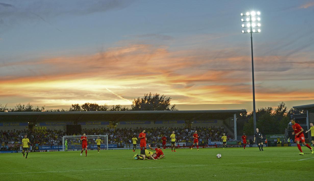 Pemandangan stadion saat pertandingan Liverpool melawan Burton Albion pada putaran kedua piala Liga Inggris di Pirelli Stadium, Burton-on-Trent, (24/8/2016) dini hari WIB. Liverpool menang 5-0.  (AFP/Oli Scarf)