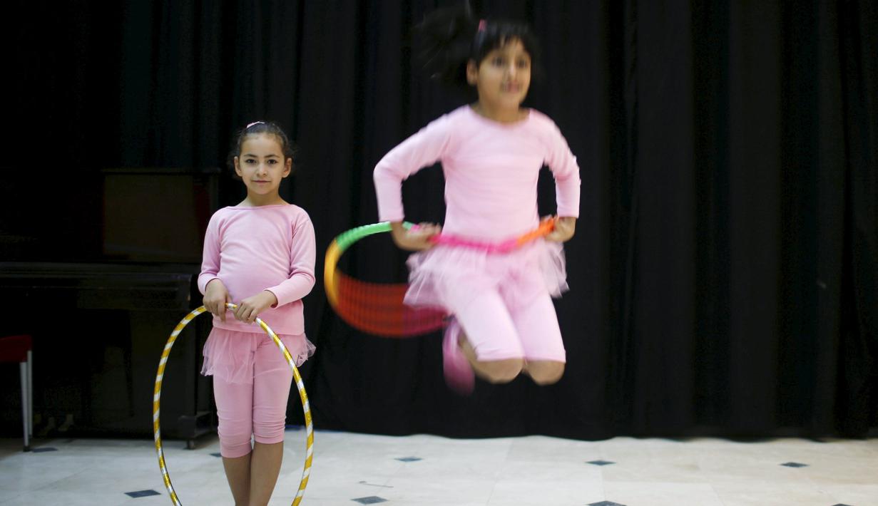 Gerakan dasar balet diperagakan anak-anak Palestina ini saat berlatih di kota Gaza, Palestina, (25/11/2015). (Reuters/Suhaib Salem).