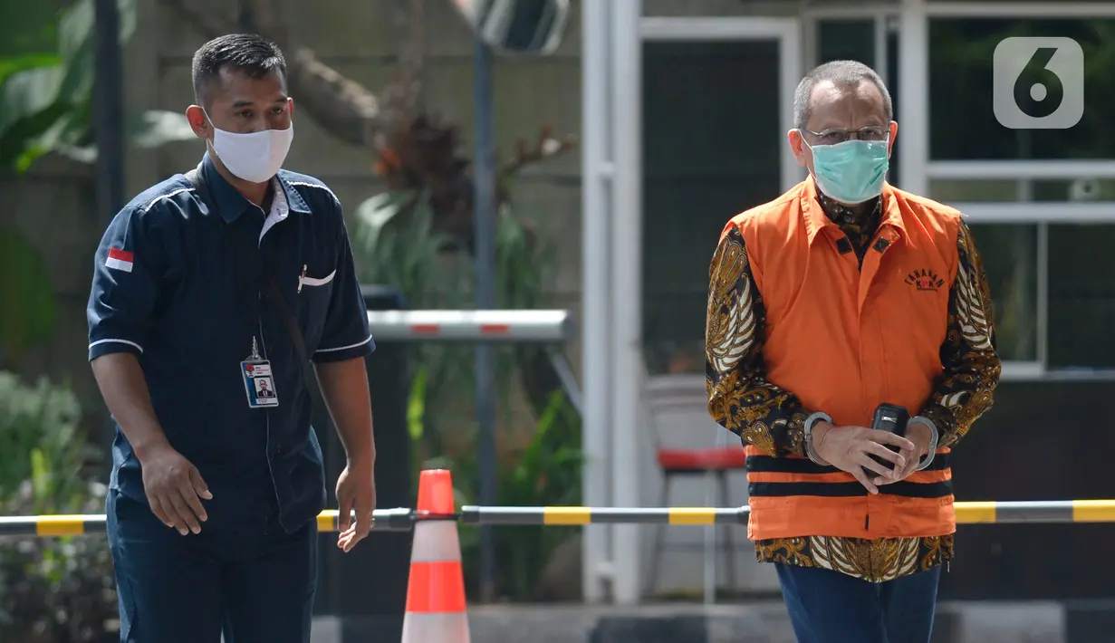 Mantan Sekretaris MA, Nurhadi dikawal petugas akan menjalani pemeriksaan di Gedung KPK, Jakarta, Rabu (17/6/2020). Nurhadi diperiksa sebagai saksi untuk menantunya Rezky Hebriyono terkait kasus dugaan suap gratifikasi pengurusan perkara di Mahkamah Agung Tahun 2011-2016. (merdeka.com/dwi narwoko)