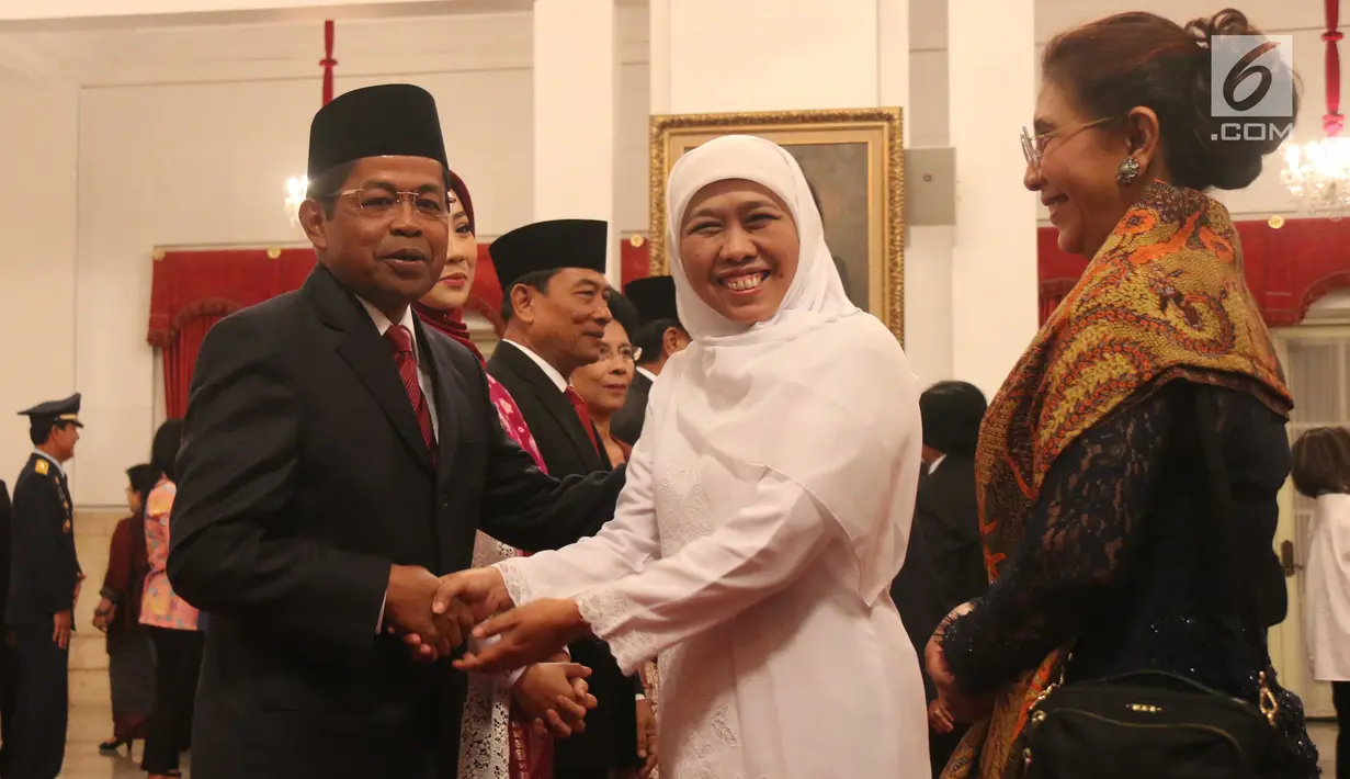 Menteri Sosial Idrus Marham menerima ucapan selamat dari Khofifah Indar Parawansa seusai acara pelantikan di Istana Negara, Jakarta, Rabu (17/1). Idrus diangkat sebagai Mensos menggantikan Khofifah Indar Parawansa. (Liputan6.com/Pool/Randi)