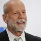Dilansir dari CBSNews, Bruce Willis menderita gagap sejak usia 9 tahun hingga 17 tahun. (DOMINICK REUTER/AFP)