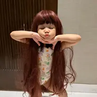 Nakeya Ayu pakai wig berwarna merah menggemaskan (Instagram/@riafinola dan @nakeya_ayu)