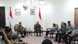 Suasana pertemuan Wakil Presiden Ma'ruf Amin dengan jajaran direksi SCM di Kantor Wakil Presiden, Jakarta, Senin (20/1/2020). Kunjungan SCM tersebut untuk bersilaturahmi serta mengenalkan program program SCTV dan Indosiar. (Liputan6.com/Angga Yuniar)