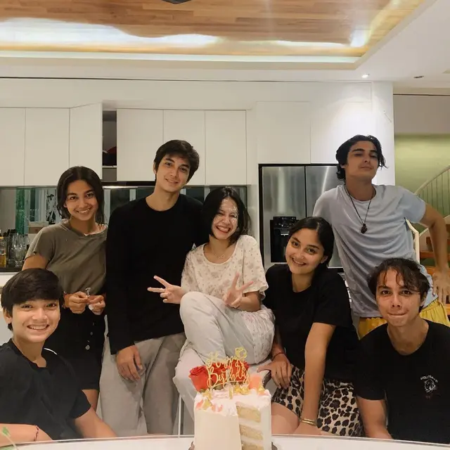 Potret Kedekatan 6 Artis Wanita dengan Saudara Sang Kekasih, Bak Keluarga