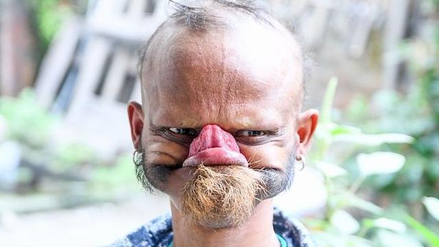 pria miliki lidah terpanjang (foto: Caters News Agency)